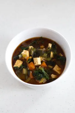 Sopa de verduras con wakame y nori