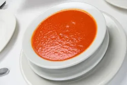 Sopa de tomate con pesto